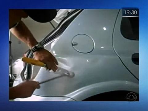 Concessionárias repararam carros com técnica 'martelinho de ouro'
