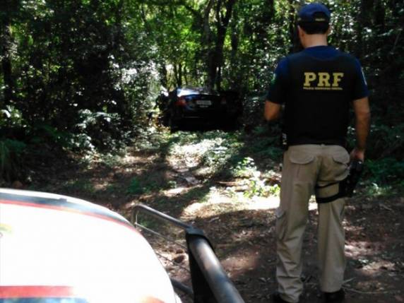 Gerente, mulher e padrasto dela foram abordados em casa pela manhã