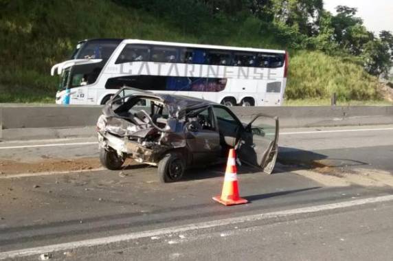 Menino estava sem o cinto de segurança e foi arremessado para fora da pista com o impacto