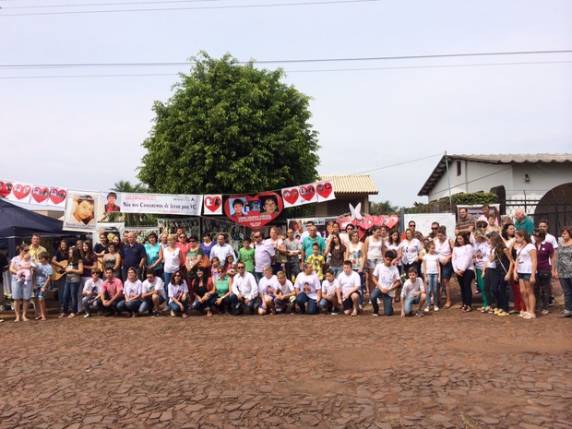 Amigos e ex-colegas prestaram homenagem ao 

menino neste sábado (4)