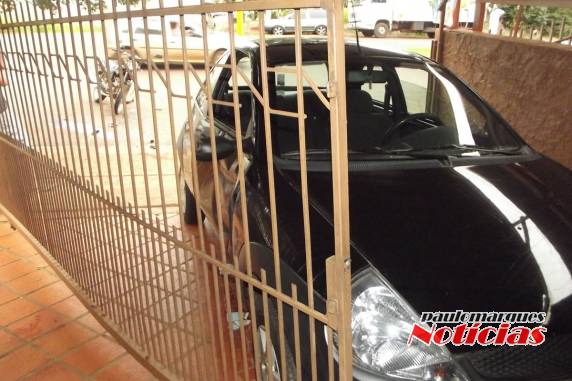 Piloto 

da moto foi socorrido pelos bombeiros, o automóvel foi parar na entrada da garagem da residência da motorista