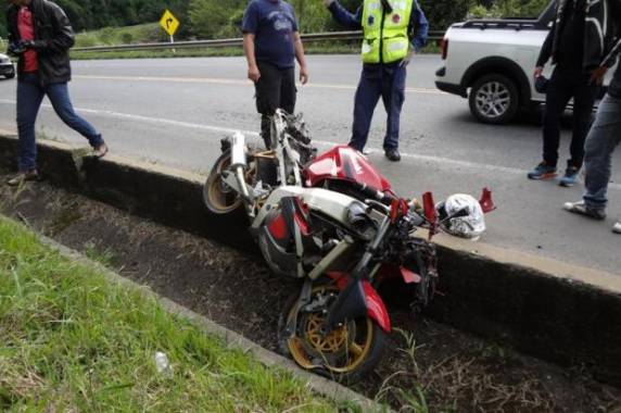 Duas motos bateram na tarde deste sábado (4) em Pouso Redondo