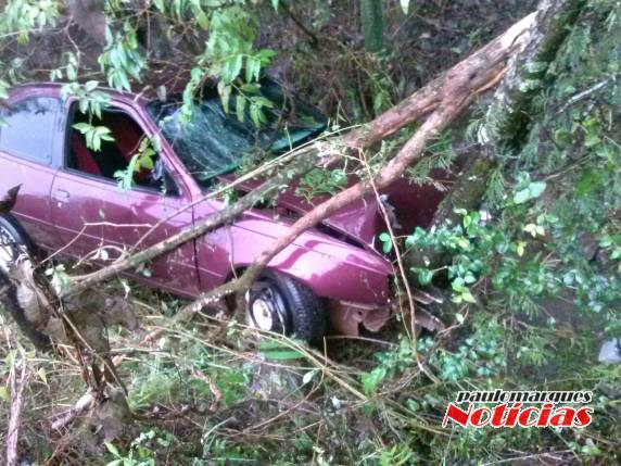 Veículo saiu a esquerda da pista próximo ao trevo da cidade