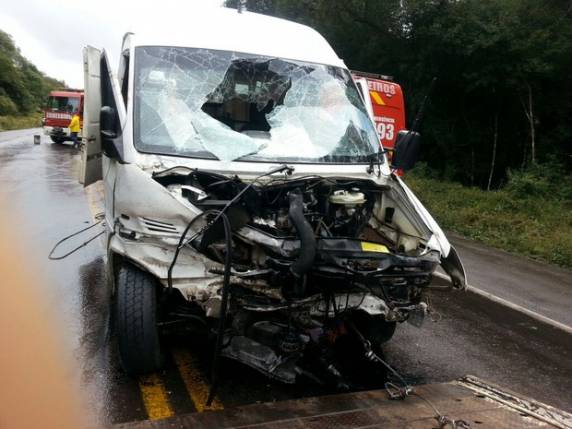 Van, carro e moto colidiram na BR-282, por volta das 12h deste domingo