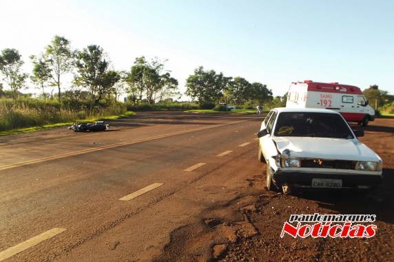Pilotando uma moto rapaz invadiu a pista de rolamento