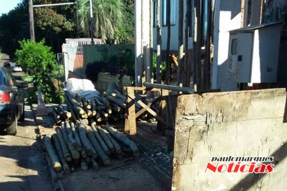 Em Três de Maio em alguns casos até mesmo parte da rua vem sendo ocupada