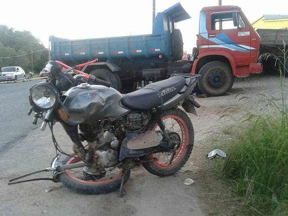 Conforme Polícia Civil, moto entrou embaixo de um caminhão, na Avenida Santos Dumont