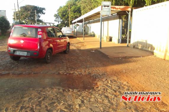 Depois de fazer uma ligação da rede de água, a rua não recebeu o devido reparo