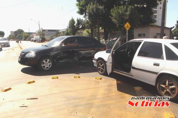 Colisão transversal envolveu dois automóveis no início da tarde