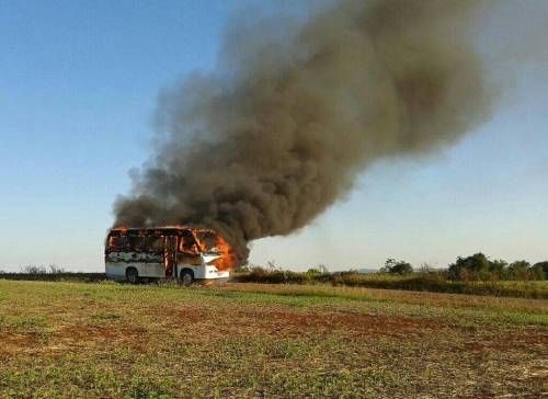 Veículo foi completamente destruído pelo fogo
