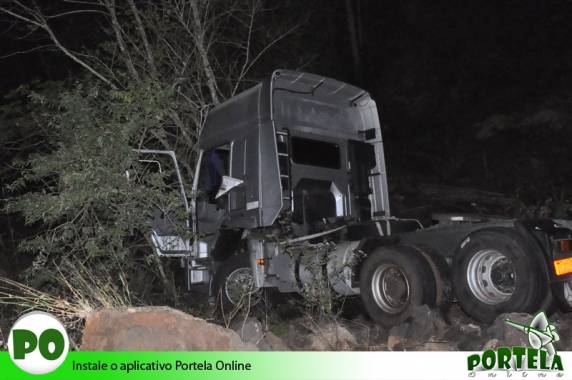 Após descer barranco carreta colidiu contra árvore