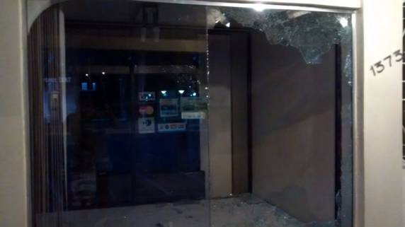 Crimes ocorreram na manhã deste sábado (11). Pedra foi usada para quebrar porta de vidro