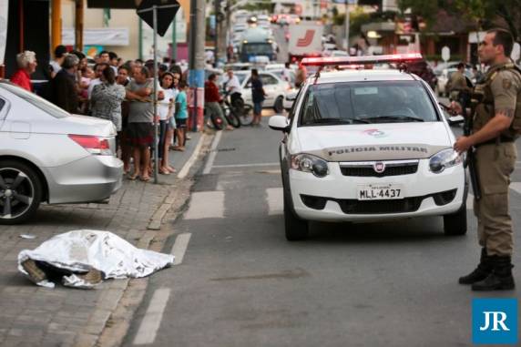 A polícia não sabe quem atirou no bandido