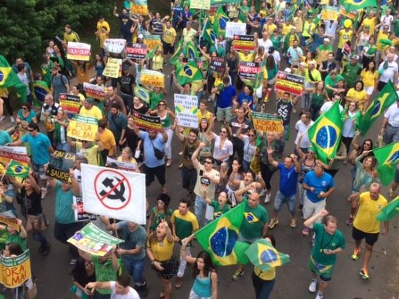 Protesto na tarde deste domingo pede o 

impeachment da presidente