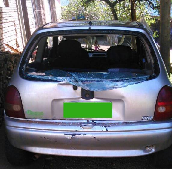 Carro teve o vidro traseiro 

quebrado e lataria amassada