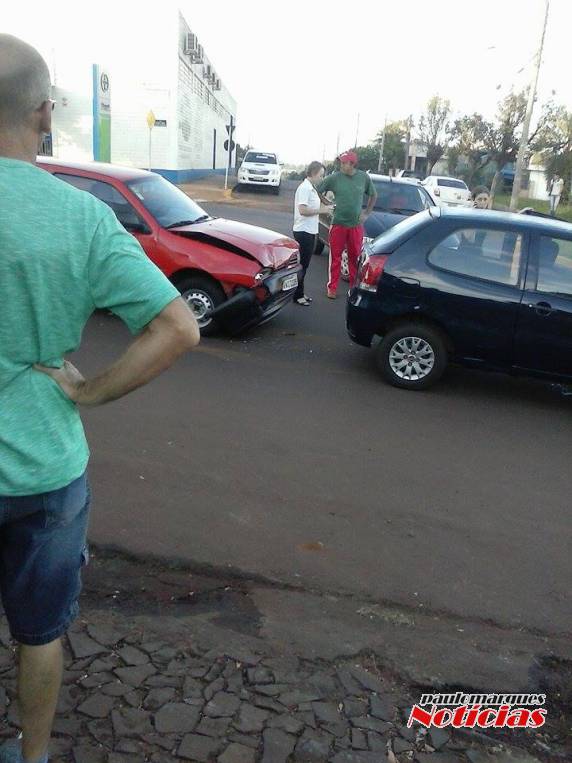 Veículos colidiram na rótula