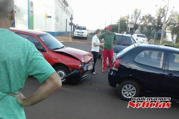 Veículos colidiram na rótula