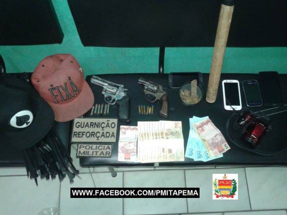 Armas e carro clonado foram apreendidos