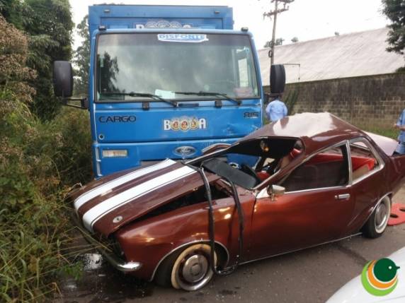 Com o impacto da colisão, o carro ficou destruído e a vítima sofreu graves ferimentos