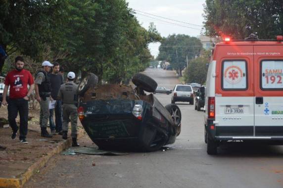 O veículo capotou na via