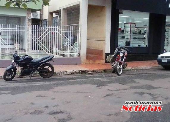Motos são estacionadas de forma inadequada