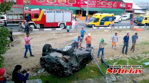 Ambulância do Samu se envolveu em um acidente quando 

seguia para atender a ocorrência
