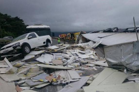 Carreta tombou no km 186 e carga atingiu outros cinco veículos, uma pessoa ficou ferida