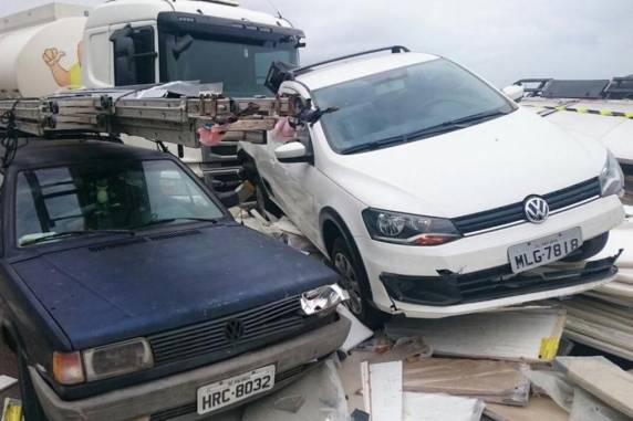 Carreta tombou no km 186 e carga atingiu outros cinco veículos, uma pessoa ficou ferida