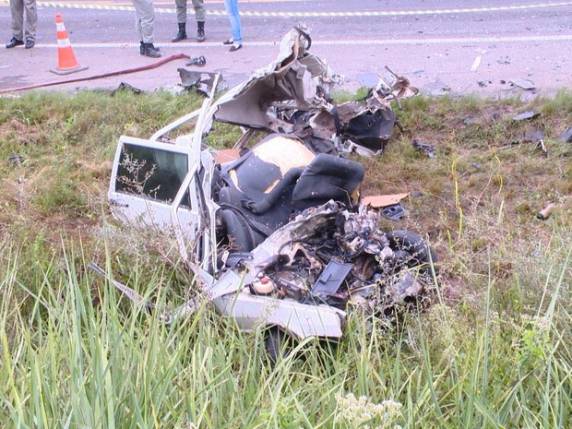 Vítimas estavam em um carro que colidiu contra 

um caminhão