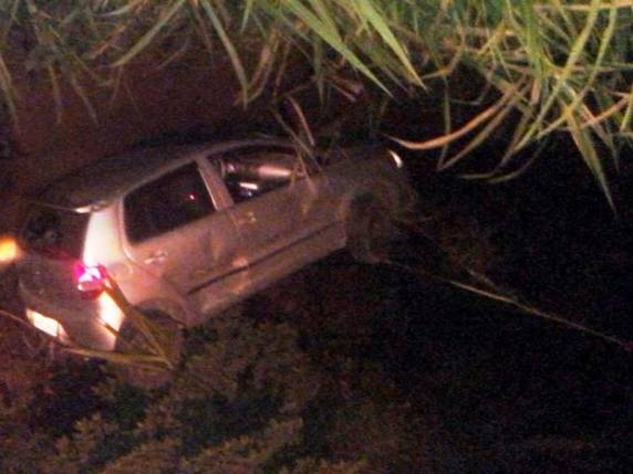 Veículo ficou parcialmente submerso na madrugada deste 

domingo (19)
