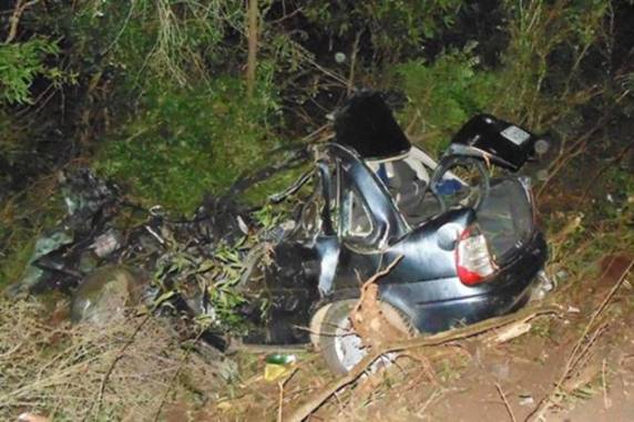 Vítima que dirigia um Corsa colidiu em uma carreta