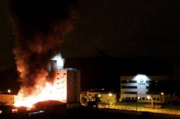 Fogo 

começou na madrugada desta segunda-feira