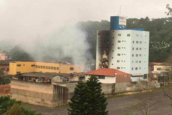 Fogo 

começou na madrugada desta segunda-feira