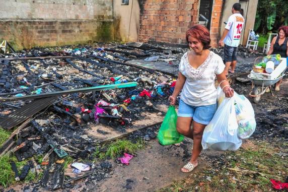 Fogo destruiu parcialmente uma casa no bairro Morro do Meio