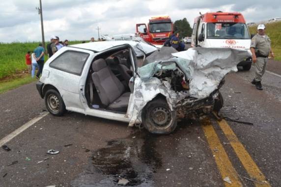 Colisão frontal entre dois veículos e uma van ocorreu no km 166 da rodovia