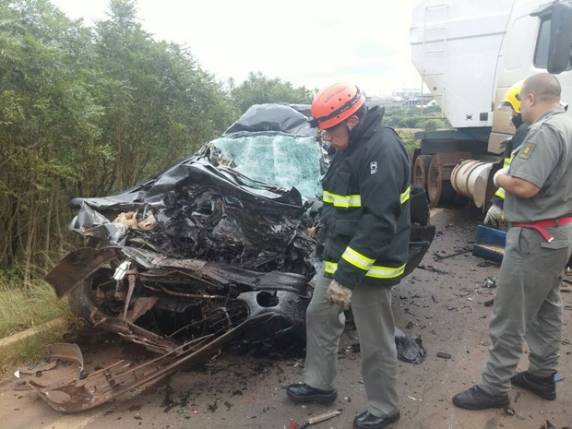 Acidente entre 

carro e caminhão ocorreu na RS-324, na área urbana