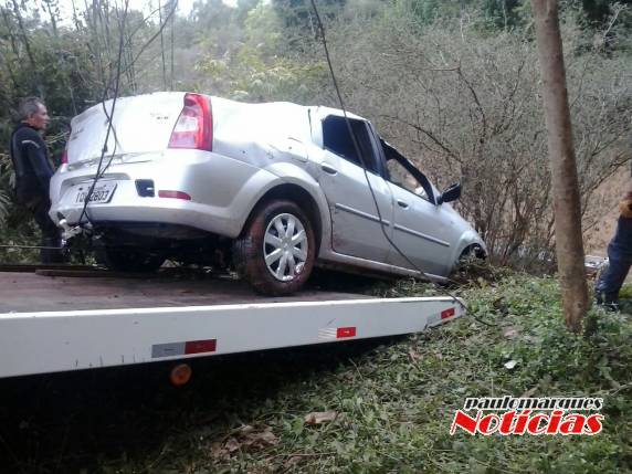 O automóvel foi encontrado próximo do local onde a mulher foi resgatada com 

vida