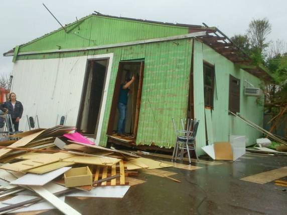Imagens impressionantes mostram 

a chegada do tornado