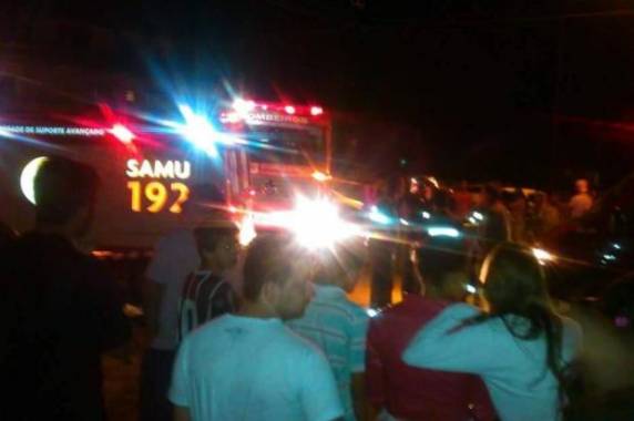Com a colisão, a moto 

foi parar embaixo do coletivo. Outra vítima foi encaminhada ao hospital