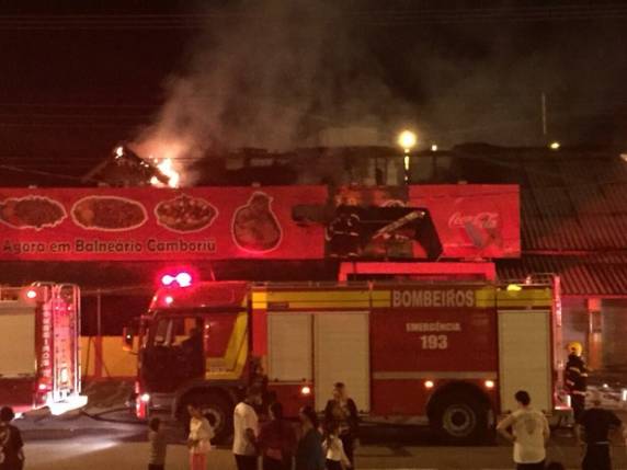 Fogo começou por volta das 19h30 

desta segunda-feira (27)