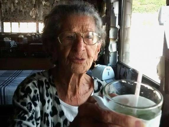 'Segredo é o bom humor', diz a filha única, que mora com a mãe em SC