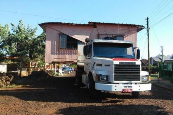 Residência de madeira foi uma das primeiras a serem construídas na Rua Senador Pinheiro, em 1973