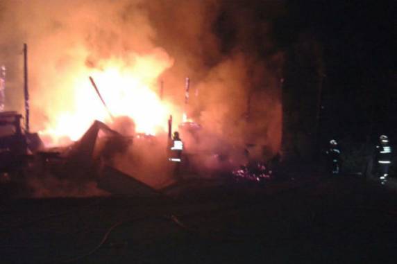 Bombeiros de pelo menos quatro cidades trabalham no combate ao fogo