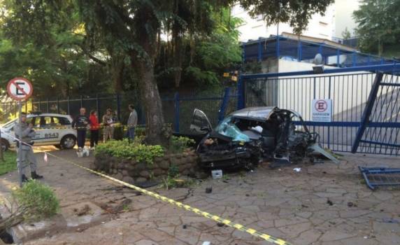 Veículo capotou várias vezes e homem ficou preso nas ferragens