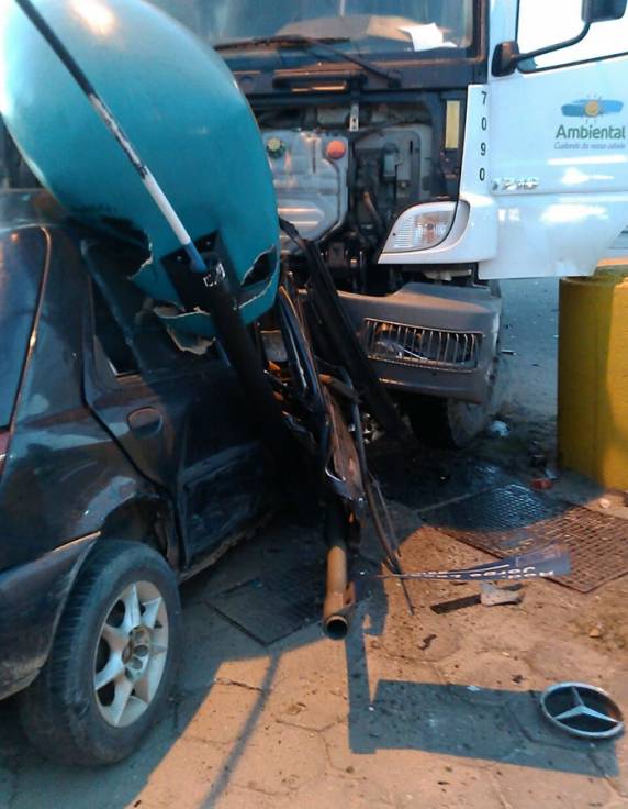 Duas pessoas morreram na 

colisão entre um Fiesta e um caminhão de lixo na Rodovia Jorge Lacerda