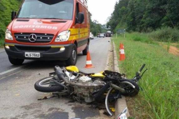 Homem, ainda não 

identificado, bateu de frente com uma carreta