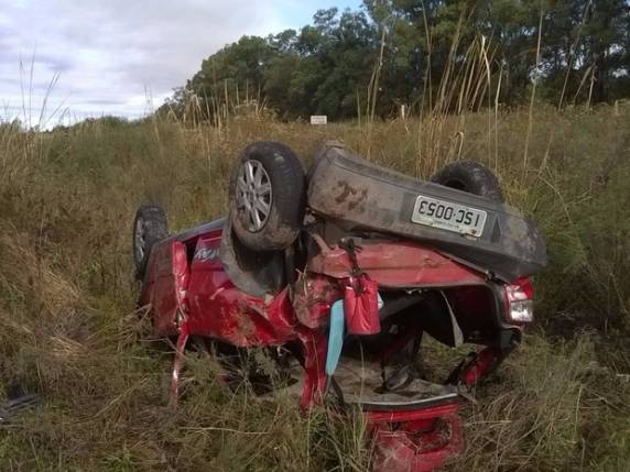 Fiat Uno saiu da pista e capotou no km 673 da BR-290, diz PRF