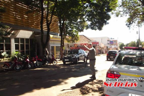 Bandidos 

renderam funcionários e familiares deste domingo até próximo do meio dia desta segunda-feira