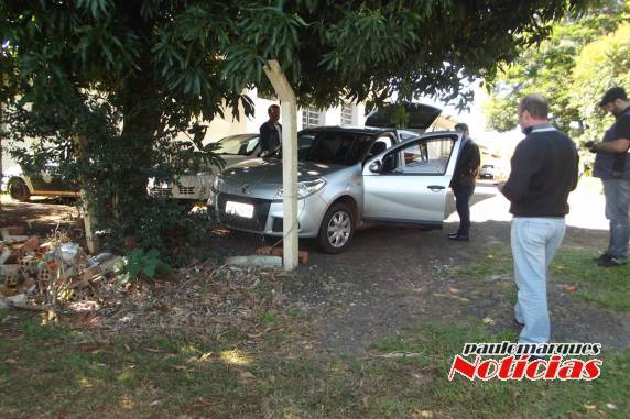 São dois automóveis Renault Sandero que foram abandonados no interior de São José do Inhacorá