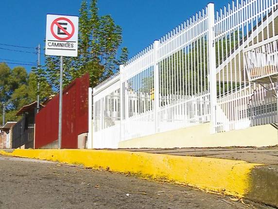Por conta própria, agente instalou placa de proibição e pintou meio-fio